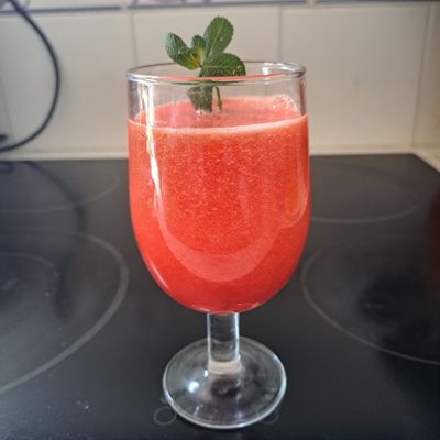 Smoothie de pastèque et concombre à la menthe poivrée fraîche