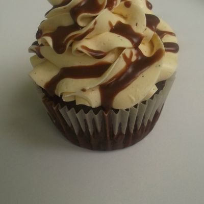 Cupcakes aux pépites de chocolat et crème au beurre à la meringue suisse