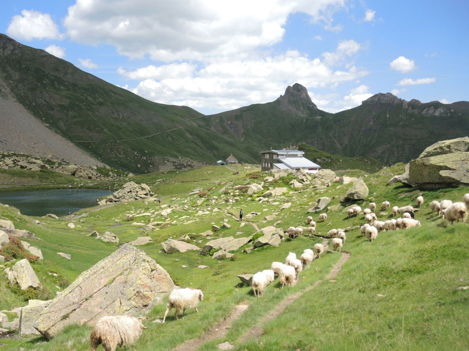 Col de Pombie, rando Pombie-Peyreget, arrivée au refuge de Pombie (64)