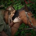 Lya, La Chasseuse à Cheval. Coiffe de Plumes et costume médiéval.