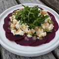 Carpaccio de betterave au chèvre frais et à la roquette.