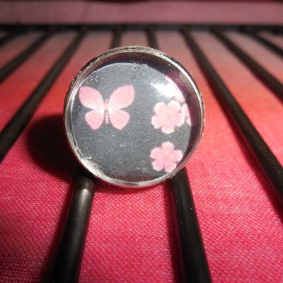 support bague réglable argenté, cabochon en verre de 18 mm et image digitale : papillon et fleurs roses