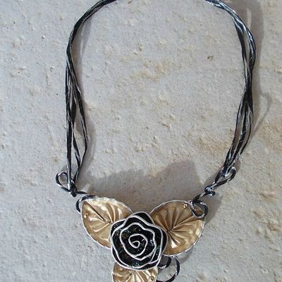 Collier "rose noire" en capsules de café recyclées 