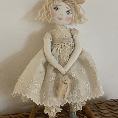Nina vêtue d'une robe en soie brodée...(18cm)