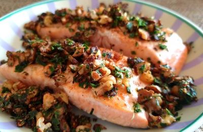 SAUMON GRILLÉ AUX CHAMPIS-NOIX-HERBES