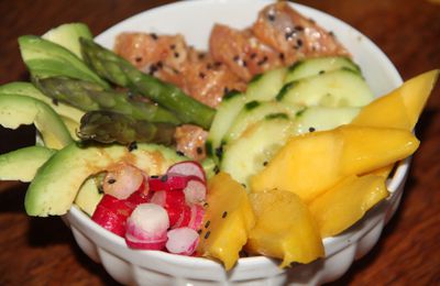  POKE BOWL SAUMON, AVOCAT, MANGUE, CONCOMBRE, RADIS, ASPERGES VERTES