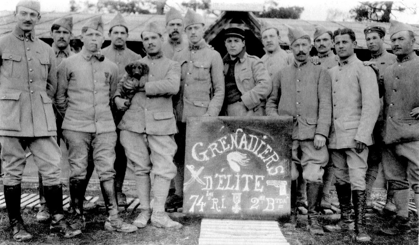 Souain (Marne), camp de Darolles, mars-mai 1918, groupe des grenadiers d’élite du 2e bataillon du 74e RI