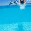 Plonger dans une piscine pour la première fois de l'année/l'été