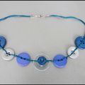 Collier de boutons camaieu de bleus