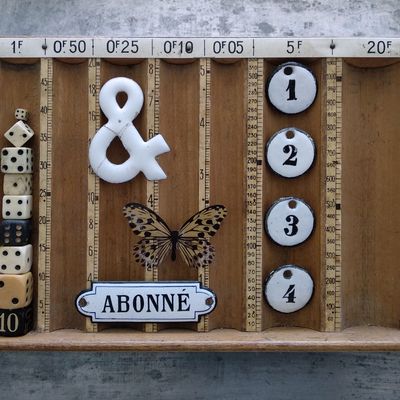 Plein de petites plaques émaillées en boutique !