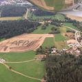 Bavière : croix gammée et AfD dans un champ