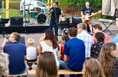 AVEC LE DÉBUT DE L’ÉTÉ, LES COPAINS ET LA MUSIQUE D’ABORD.