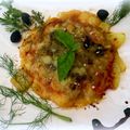 Rosace de pommes de terre, courgettes à la sauce tomate, thon émietté, olives noires et huile d'olive