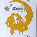 Carte de félicitations de mariage avec amoureux sur la lune jaune