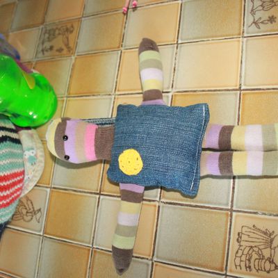 récup couture et recyclage : un doudou avec du jean et des chaussettes trouées