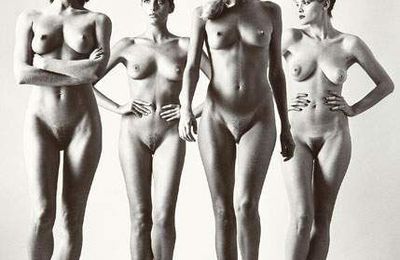Helmut NEWTON (1920-2004). Sie Kommen I (Here they come, naked), Paris, 1981
