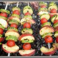 Brochettes de courgettes , tomates cerises et pêche blanche  marinés