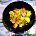 Poêlée de pommes de terre, asperges vertes et saucisses fumées