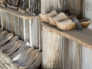 L'auge où buvaient les vaches.  Les ruches en paille. L'atelier du sabotier. A l'époque on estimait qu'un paysans usait jusqu'à 3 paires de sabots par an, qu'il portait avec des chaussons faits de feutre ou de laine. Et l'alambic