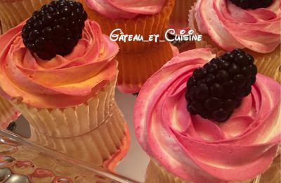 Cupcakes vanille topping chantilly mascarpone aux mures