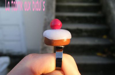 Bague cake avec glaçage et petite cerise confite