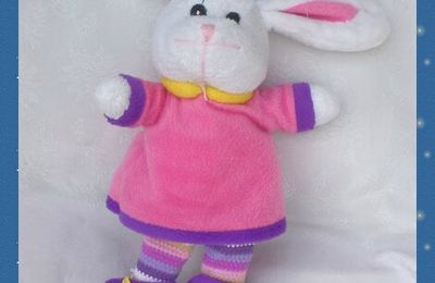 Peluche Doudou Lapin Blanc Robe Rose Col Jaune Jambes Rayées Rose Violet Marron Chaussures Violet Noeud A Suspendre