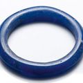 Superbe et Important Bracelet Circulaire en verre bleu. Vietnam, culture de Đông Sơn, ca 500 - 100 BC