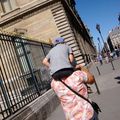 A Paris : sur le parquet du Louvre