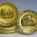 MONTEREAU LL et T ( 1825/1840) Huit assiettes à décor imprimé en grisaille de contes d'enfants sur fond jaune