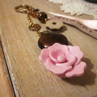 bijoux de sac biscuit choco et rose