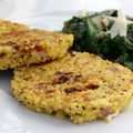 Galettes de quinoa aux tomates confites, parmesan et oignons rouges