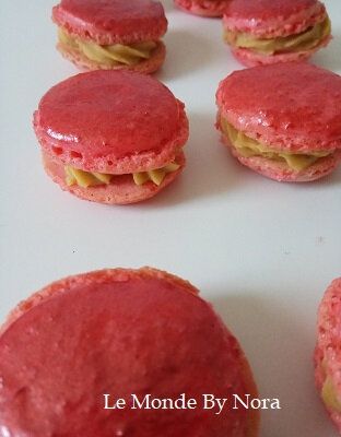Macarons a la framboise et ganache montée a la pistache