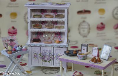 Vaisselier décoré, assiettes "shabby", cupcakes