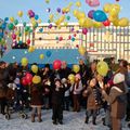 TÉLÉTHON : LES BALLONS DE L’ESPOIR DANS LE CIEL BLEU DU LYCÉE JOLIOT-CURIE.