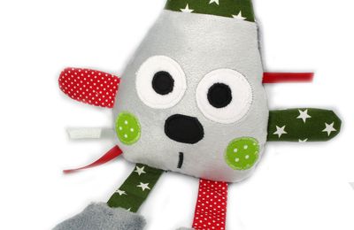 Doudou lutin gris vert rouge