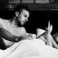 le language gestuelle est un mode de communication silencieuse qui utilise le doigt et la main d'une façon plus ou moins claire.