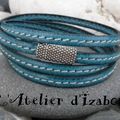 Simple et 4 tours de poignet, dans un cuir turquoise magnifique et avec un fermoir original, ce bracelet a un aspect manchette !