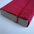 Couverture de livre en tissu rouge à tous petits pois blancs