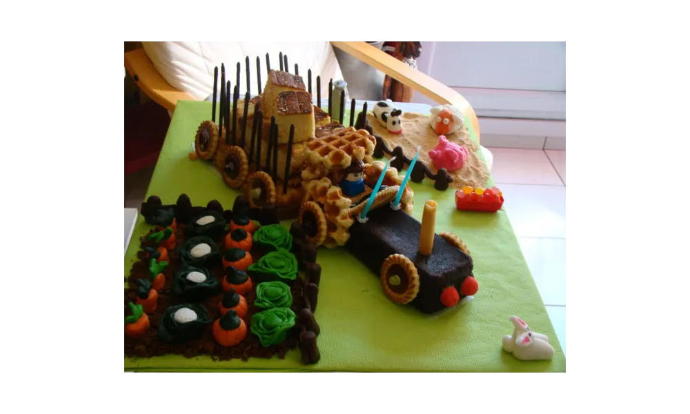 Gâteau d'anniversaire tracteur et sa remorque