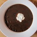 Soupe de haricots noirs et crème au cumin