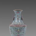 Important vase à anses. Famille rose. Chine. Epoque Qing. Marque Qianlong rouge sur fond blanc dans cartouche