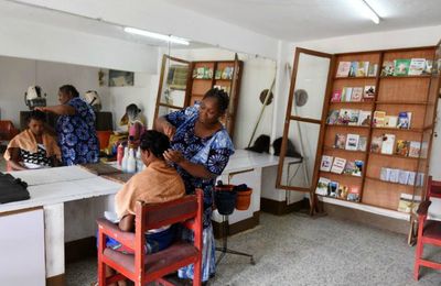 En Côte d’Ivoire, des salons littéraires dans les salons de coiffure