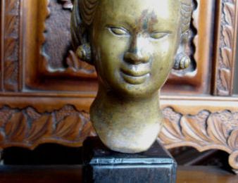 Buste en bronze sur socle en bois représentant une femme Laotienne. Vietnam, ca 1960.
