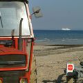 un ferry et un tracteur à lion-sur-mer