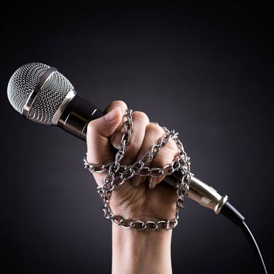 Emmanuel Macron et l’UE ont déclaré la guerre à la liberté d’expression et aux journalistes