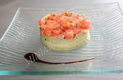 TARTARE DE SAUMON FUME SUR LIT DE MOUSSE D'AVOCAT