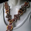 Le collier marron ,beige et orange...