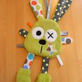 Doudou attache tétine lapin vert blanc - personnalisé