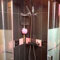 Salle d'eau noire avec frise mosaïque noire et rose