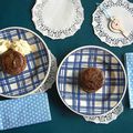 Fondant au chocolat sur assiettes à carreaux bleus,